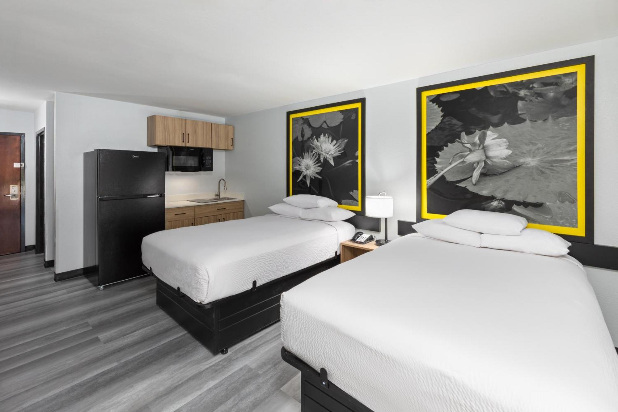 Super 8 By Wyndham Alexandria La Hotel Exterior photo