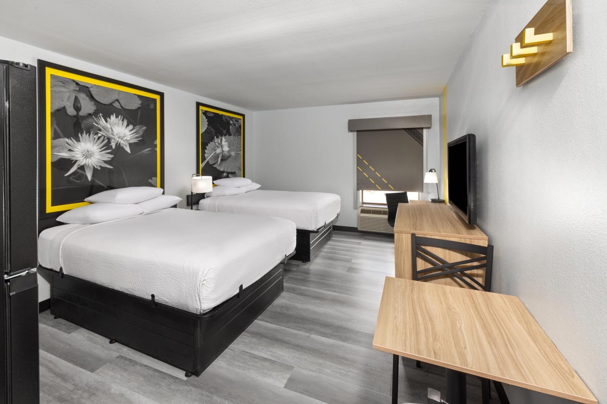 Super 8 By Wyndham Alexandria La Hotel Exterior photo